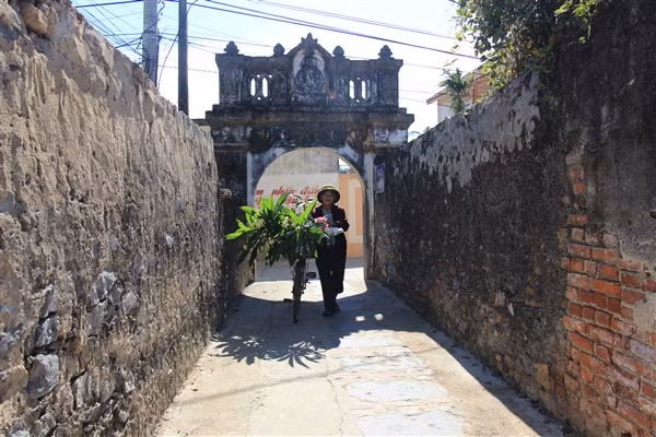 Đường vào làng cổ Đông Sơn, TP Thanh Hóa, tỉnh Thanh Hóa. Ảnh: Hồ Lài.