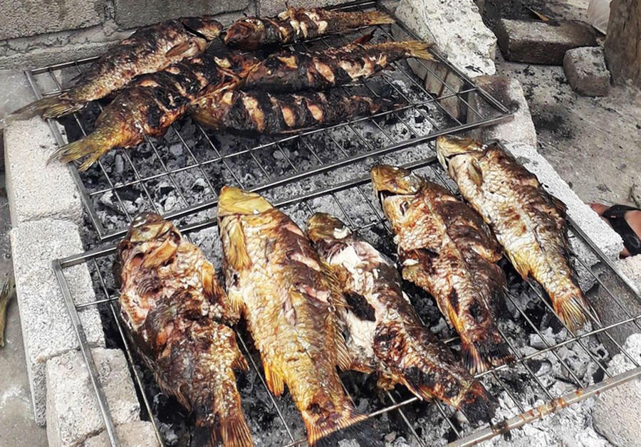 Món cá nướng được du khách thích thú khi đến Cấm Sơn