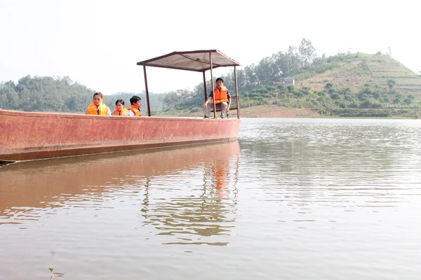 Hồ Cấm Sơn.