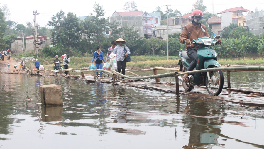 Một chiếc cầu tạm được nối ra đảo ở vùng hồ Cấm Sơn
