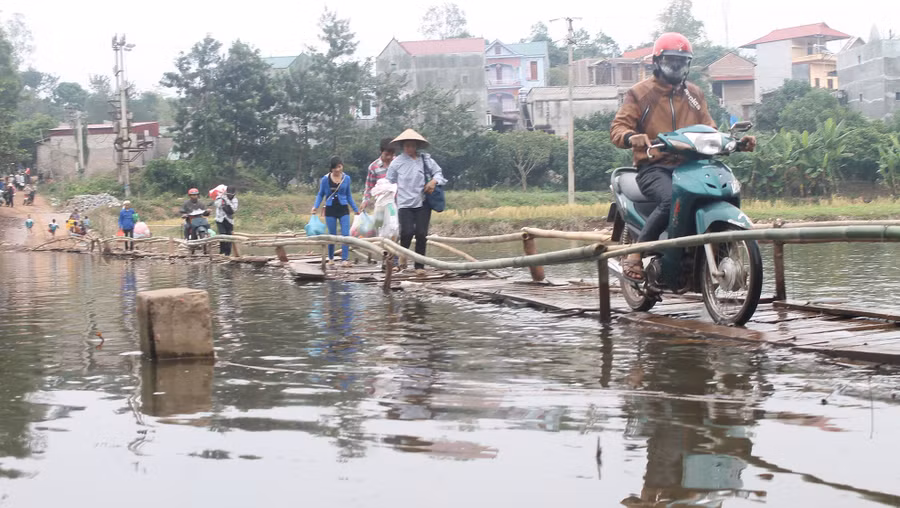 Một chiếc cầu tạm được nối ra đảo ở vùng hồ Cấm Sơn