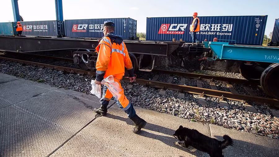 Hàng Trung Quốc qua Nga sang châu Âu ngày một tăng. Ảnh: Kommersant