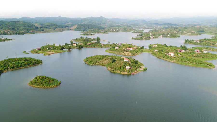 Hồ Cấm Sơn có hàng trăm đảo lớn nhỏ khác nhau