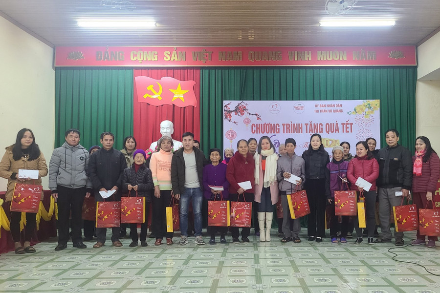 Đại diện VP Báo GD&TĐ khu vực Bắc Trung Bộ trao quà của Quỹ Thiện Tâm cho các hộ có hoàn cảnh khó khăn ở Thị trấn Vũ Quang (huyện Vũ Quang)... Đại diện VP Báo GD&TĐ khu vực Bắc Trung Bộ trao quà của Quỹ Thiện Tâm cho các hộ có hoàn cảnh khó khăn ở Thị trấn Vũ Quang (huyện Vũ Quang)...