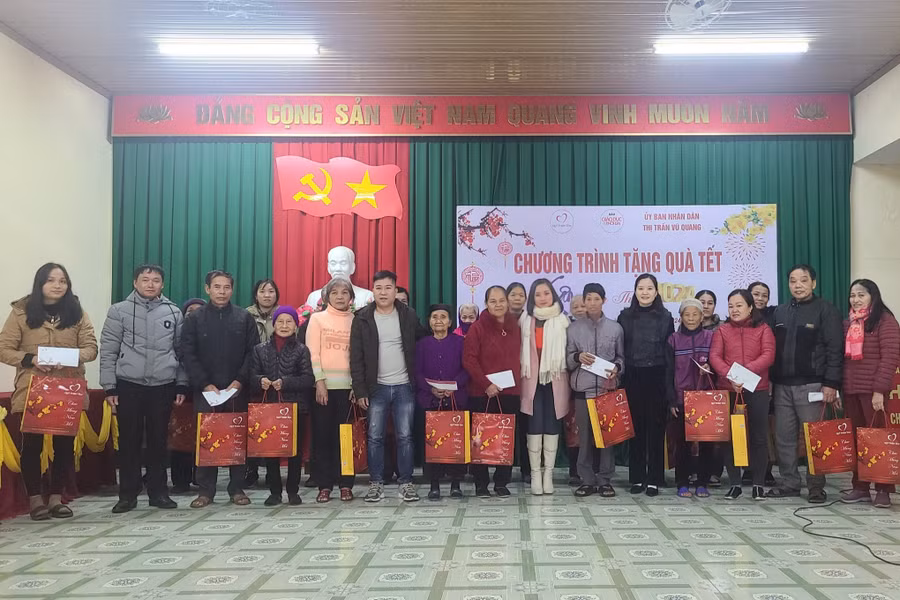 Đại diện VP Báo GD&amp;TĐ khu vực Bắc Trung Bộ trao quà của Quỹ Thiện Tâm cho các hộ có hoàn cảnh khó khăn ở Thị trấn Vũ Quang (huyện Vũ Quang)...