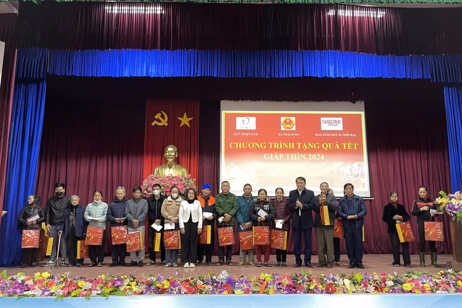 Mỗi suất quà trị giá 600 nghìn đồng, trong đó 500 nghìn đồng tiền mặt và hiện vật trị giá 100 nghìn đồng trao cho bà con xã Thạch Hạ...