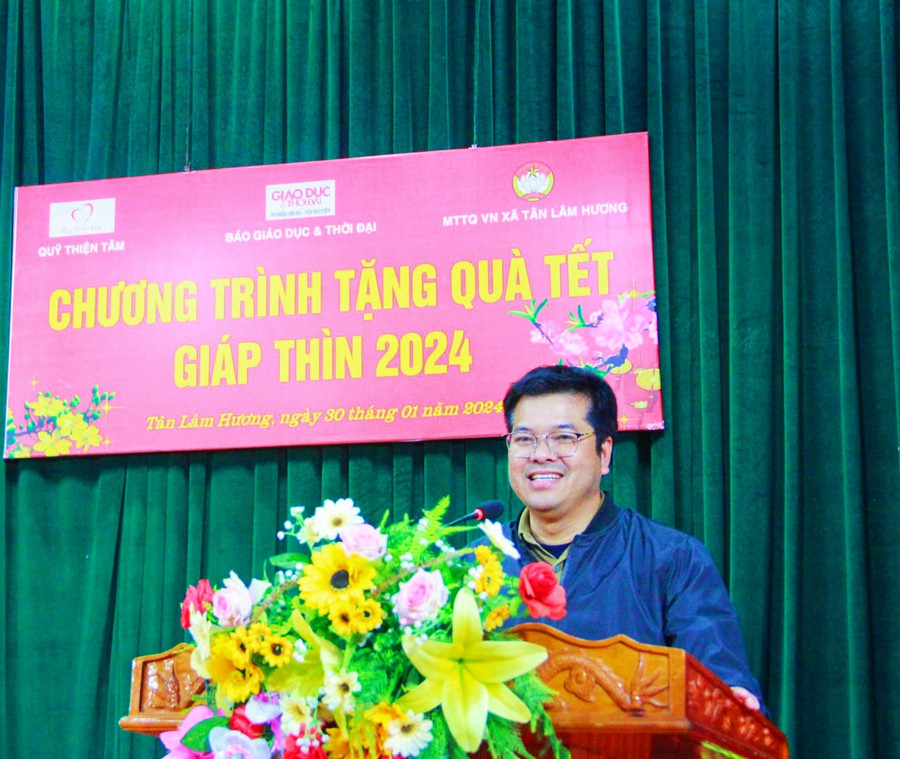 "Những món quà thể hiện tinh thần tương thân, tương ái hỗ trợ kịp thời các hộ có hoàn cảnh khó khăn khi dịp Tết cận kề" _ Nhà báo Nguyễn Văn Dũng chia sẻ. "Những món quà thể hiện tinh thần tương thân, tương ái hỗ trợ kịp thời các hộ có hoàn cảnh khó khăn khi dịp Tết cận kề" _ Nhà báo Nguyễn Văn Dũng chia sẻ.