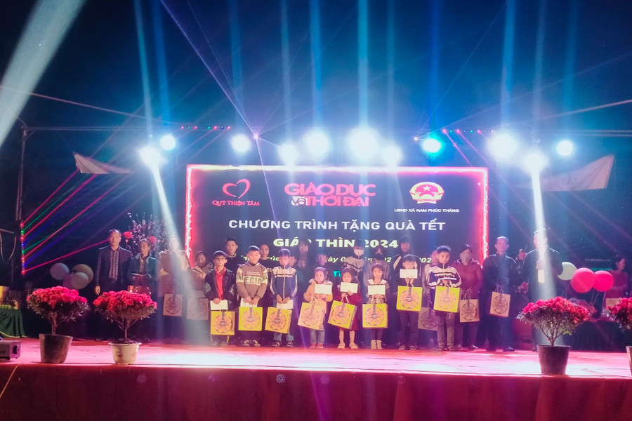 Sôi nổi chương trình trao quà tại xã Nam Phúc Thăng (Cẩm Xuyên). Sôi nổi chương trình trao quà tại xã Nam Phúc Thăng (Cẩm Xuyên).