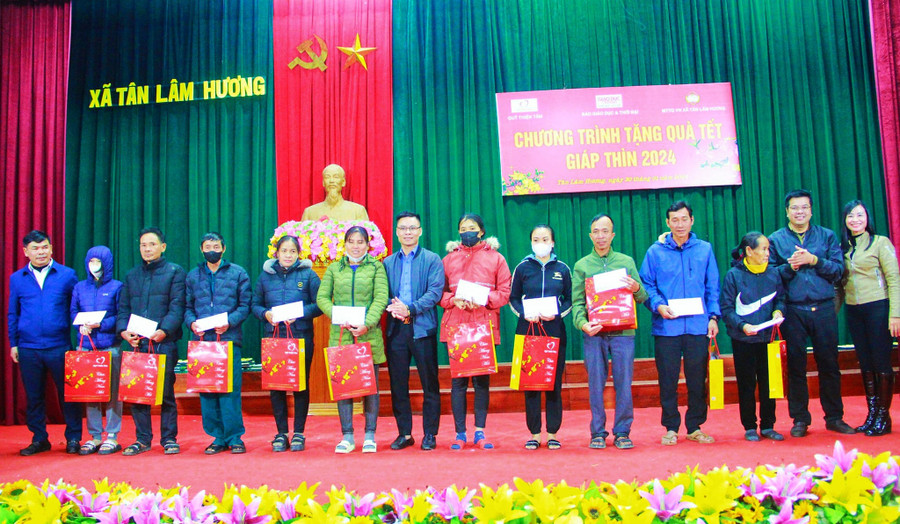 ...và xã Tân Lâm Hương (huyện Thạch Hà). ...và xã Tân Lâm Hương (huyện Thạch Hà).