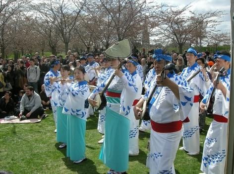 6. Lễ hội hoa anh đào tại Copenhagen, Đan Mạch. Lãnh sự quán của Đan Mạch ở Hirosima đã tặng Copenhagen 200 cây hoa anh đào để kỷ niệm 200 năm ngày sinh của nhà văn H.C Andersen (nhà văn chuyên viết truyện cổ tích cho thiếu nhi).