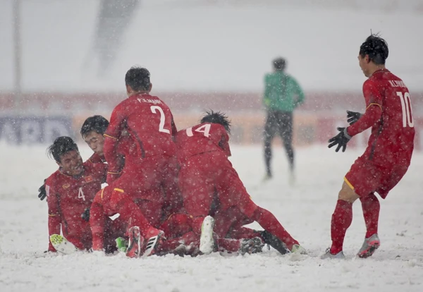 Tiến Dũng (số 4) cùng U23 Việt Nam trở thành hiện tượng châu Á năm 2018