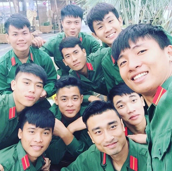 Tiến Dũng (ngoài cùng bên phải) trong màu áo lính tại CLB Viettel