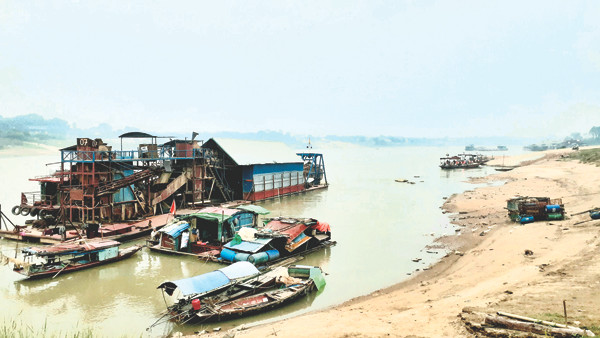 Một góc bờ kè bị sạt lở.