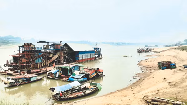 Một góc bờ kè bị sạt lở.