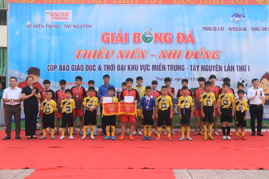 ... cho các đội giành giải Nhì và giải Ba.