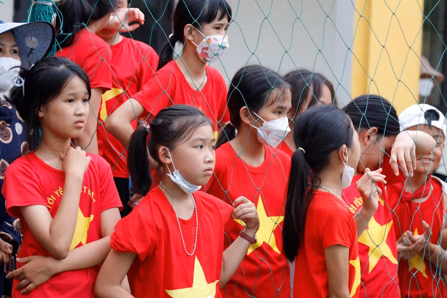 Các trận đấu ở huyện Thạch Hà đều có sự tham gia cổ vũ nhiệt tình của các em học sinh.