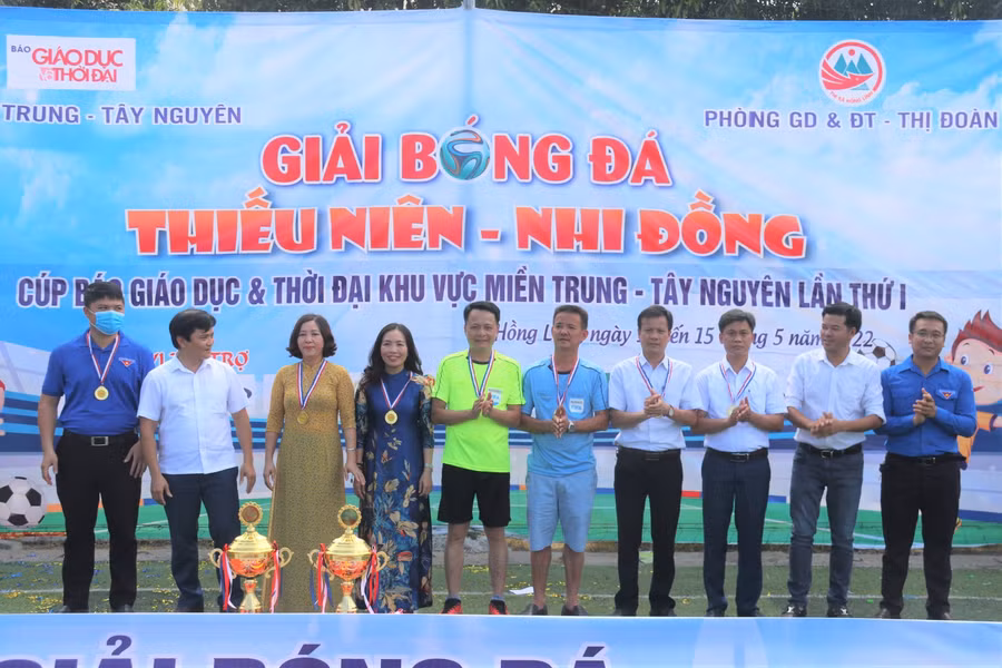 Ban tổ chức trao kỷ niệm chương cho các đơn vị tham gia giải đấu.