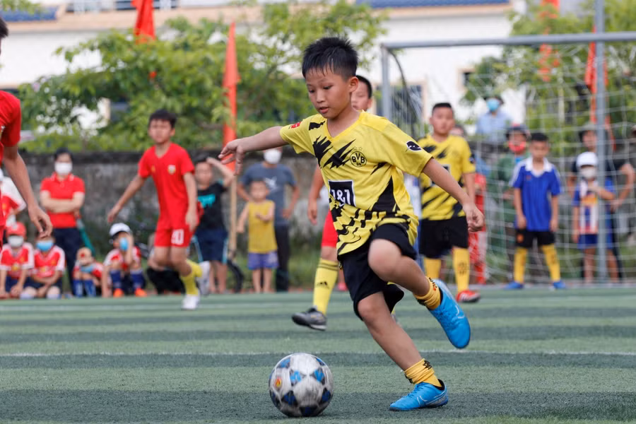 Những cầu thủ nhí trình diễn kỹ năng trong trận chung kết.