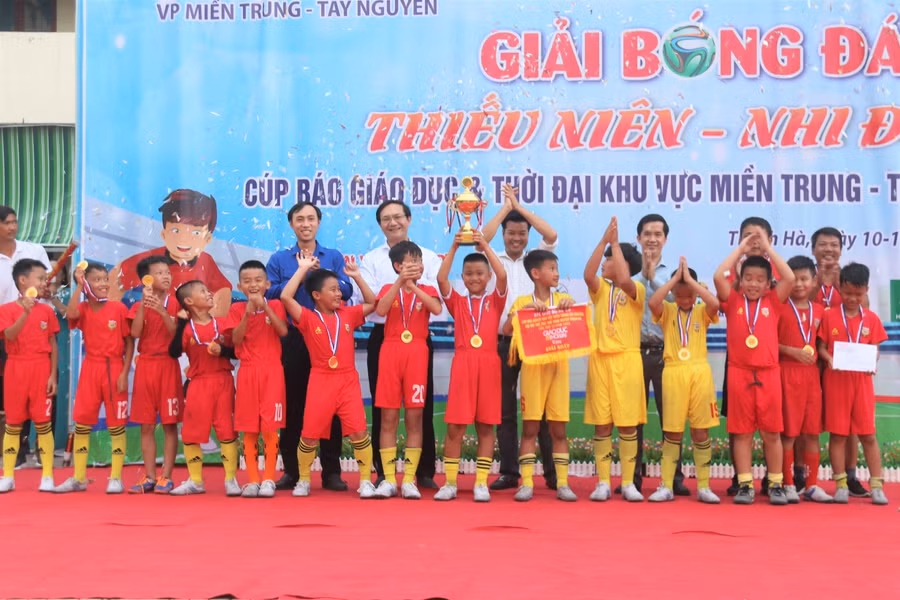 Các cầu thủ nhí cấp tiểu học với niềm vui vô địch.