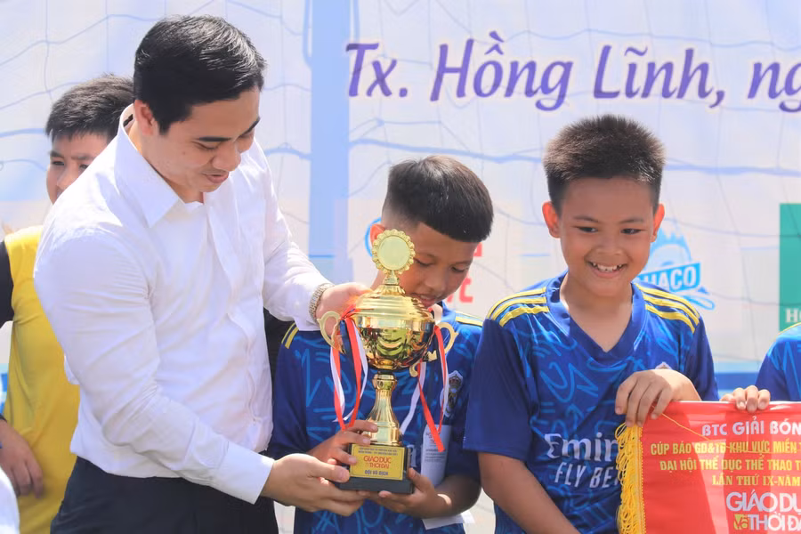 Ông Lê Thành Đông - Bí thư Tỉnh đoàn trao Cup vô địch cho các em đội tuyển Trường Tiểu học Bắc Hồng.