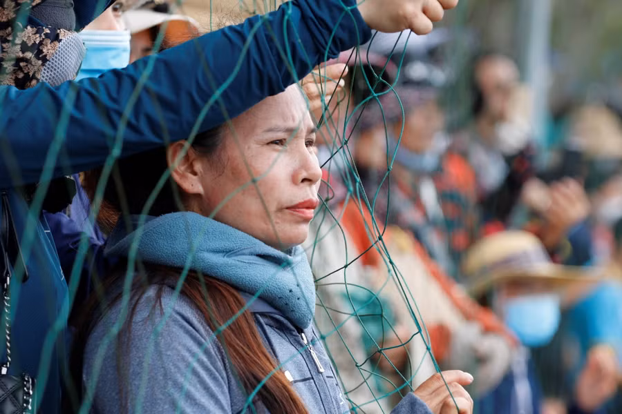 Cổ động viên, phụ huynh nín thở theo dõi từng pha bóng.