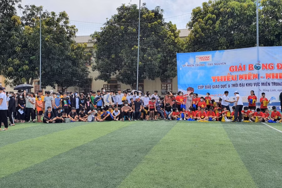 Các vị trí đường biên chật kín cổ động viên.