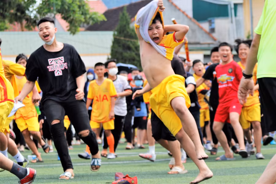 Cầu thủ đội tuyển Trường THCS Bắc Hồng cởi áo ăn mừng chiến thắng.