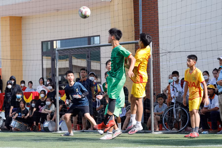 Các em học sinh đã thi đấu hết mình với quyết tâm giành chiến thắng.