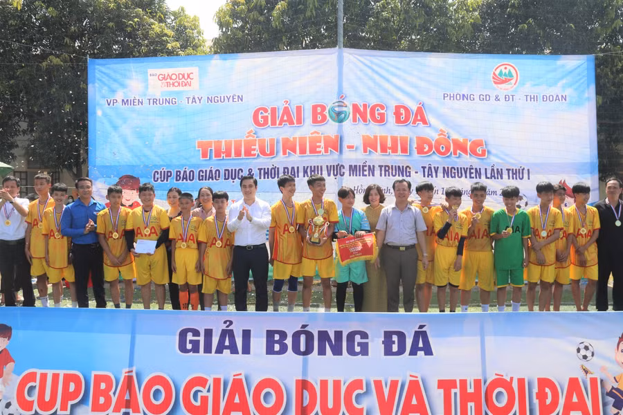 Đại biểu và Ban tổ chức chúc mừng đội tuyển giành chức vô địch của giải đấu.