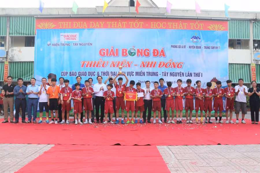 Đội tuyển giành chức vô địch cấp THCS nâng cúp mừng chiến thắng.