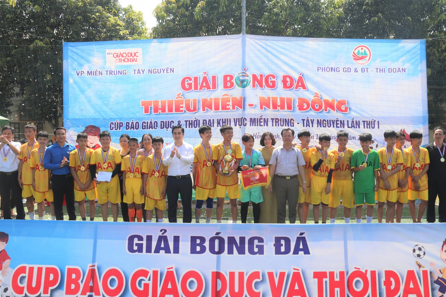 Đại biểu và Ban tổ chức chúc mừng đội tuyển giành chức vô địch của giải đấu. Đại biểu và Ban tổ chức chúc mừng đội tuyển giành chức vô địch của giải đấu.