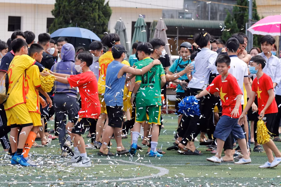 Niềm vui chiến thắng của cầu thủ, cổ động viên của đội bóng giành vô địch.