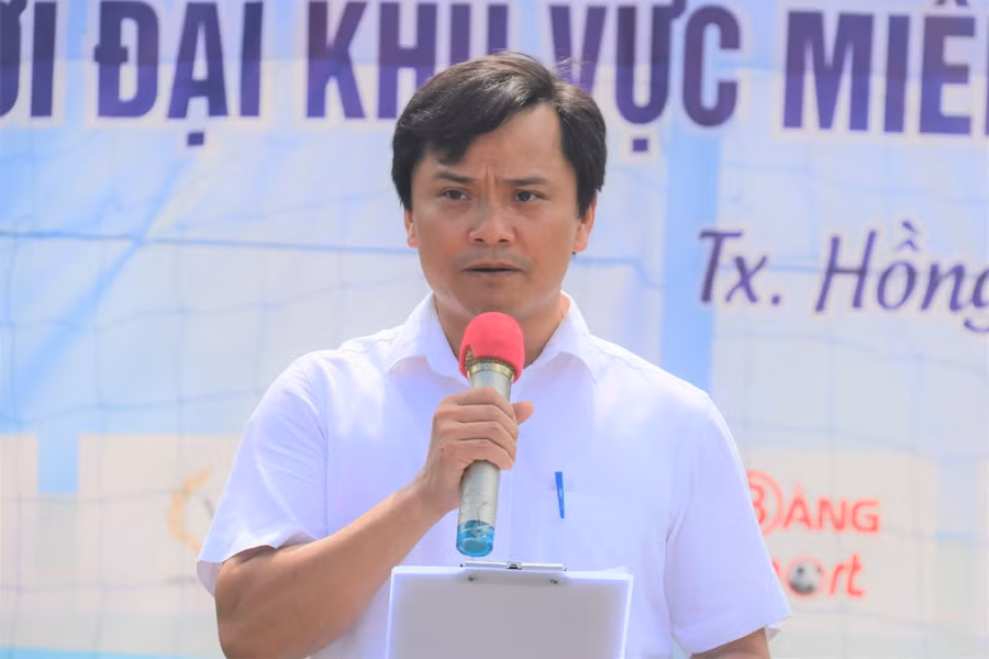 Ông Nguyễn Trí Anh - Trưởng Phòng GD&amp;ĐT thị xã Hồng Lĩnh phát biểu bế mạc giải đấu.