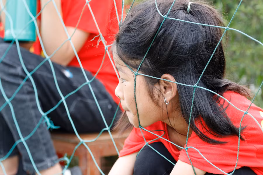 Ánh mắt lo lắng khi đội nhà bị tấn công.