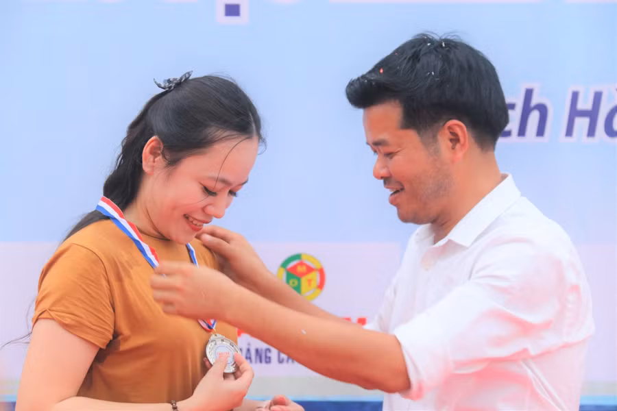 Ban tổ chức trao kỷ niệm chương cho các đơn vị tham gia.