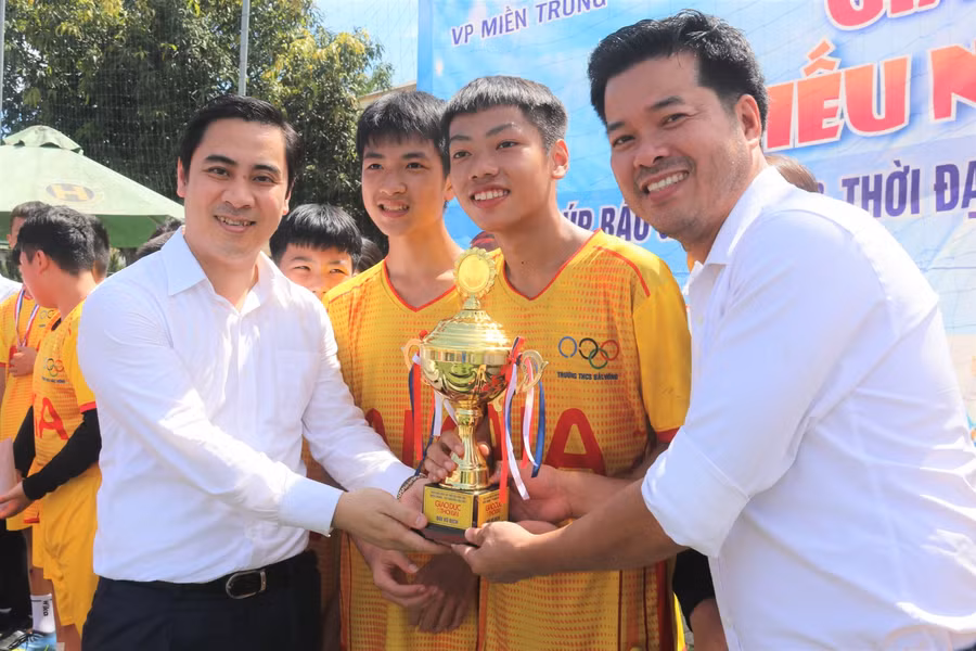 Bí thư Tỉnh đoàn cùng Trưởng Ban tổ chức giải đấu chia sẻ niềm cùng các cầu thủ đội tuyển Trường THCS Bắc Hồng.