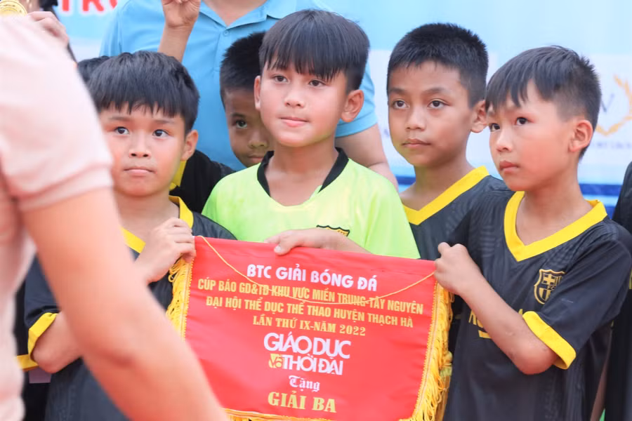 Ánh mắt đầy hy vọng, mong đạt kết quả cao trong các giải tới của những cầu thủ đội tuyển giành giải Ba.