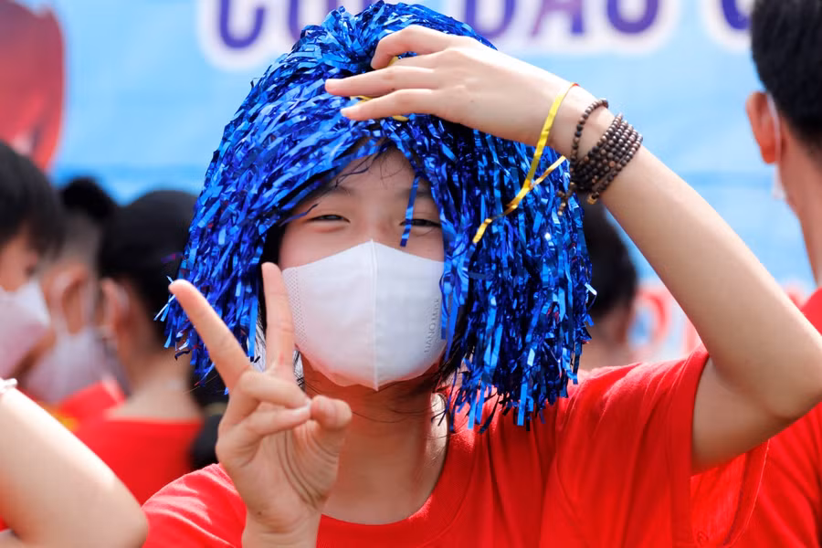 Một nữ sinh cháy hết mình cùng đội tuyển.