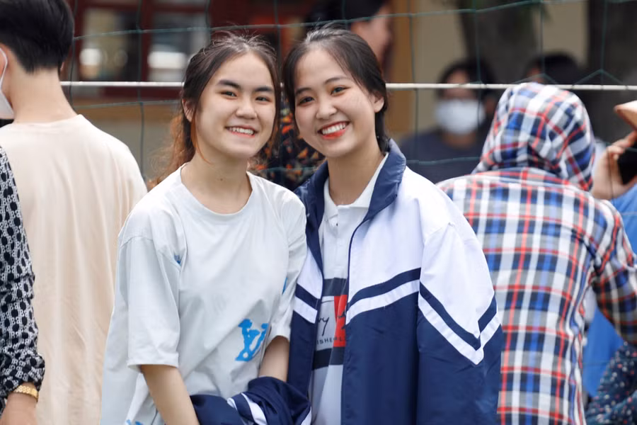 Các cổ động viên nữ sinh duyên dáng khiến không khí trận chung kết thêm sức nóng.