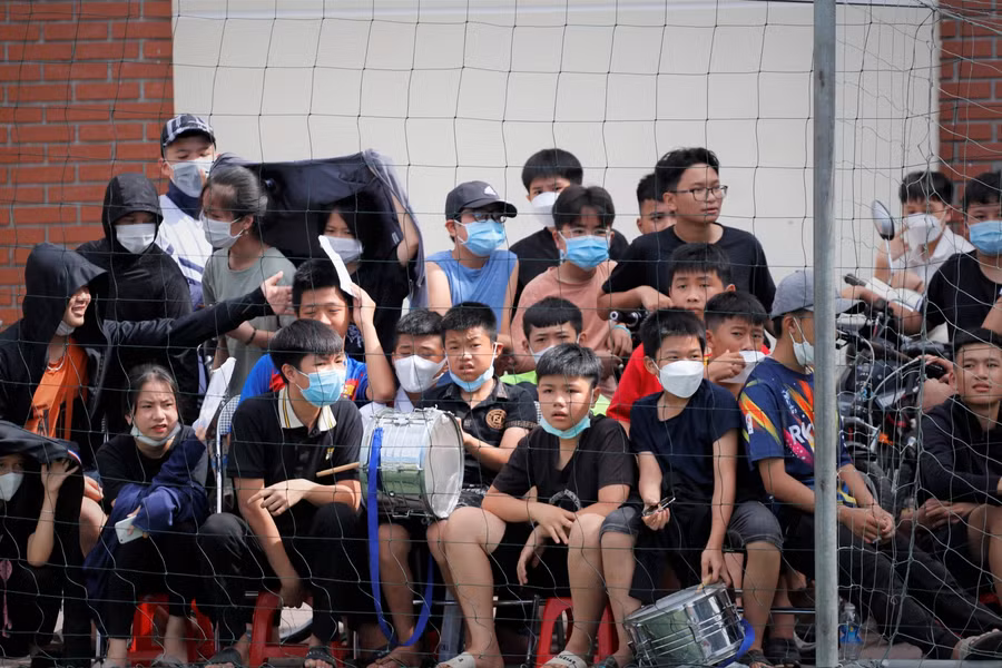 Cổ động viên hồi hộp theo dõi từng đường bóng.