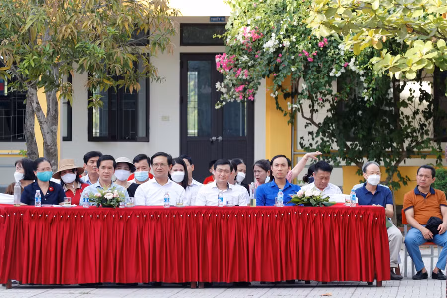 Các lãnh đạo, đại diện khách mời tham dự Lễ bế mạc.