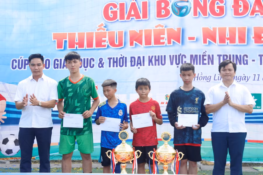 Những cầu thủ xuất sắc nhất giải đấu nhận quà từ Ban tổ chức.