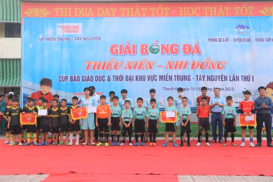 Ban tổ chức trao huy chương và cờ lưu niệm...