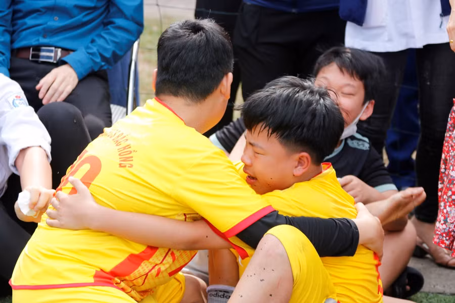 Một pha ăn mừng bàn thắng rơi nước mắt của các cầu thủ nhí.