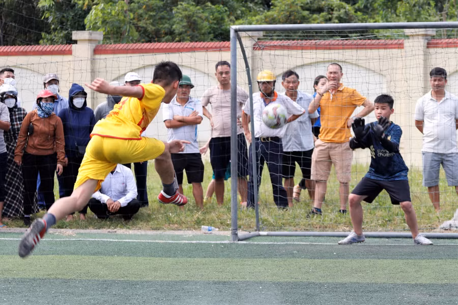 Trận chung kết giữa đội bóng Trường THCS Đức Thuận và Trường THCS Bắc Hồng kết thúc bằng loạt đá luân lưu cân não.