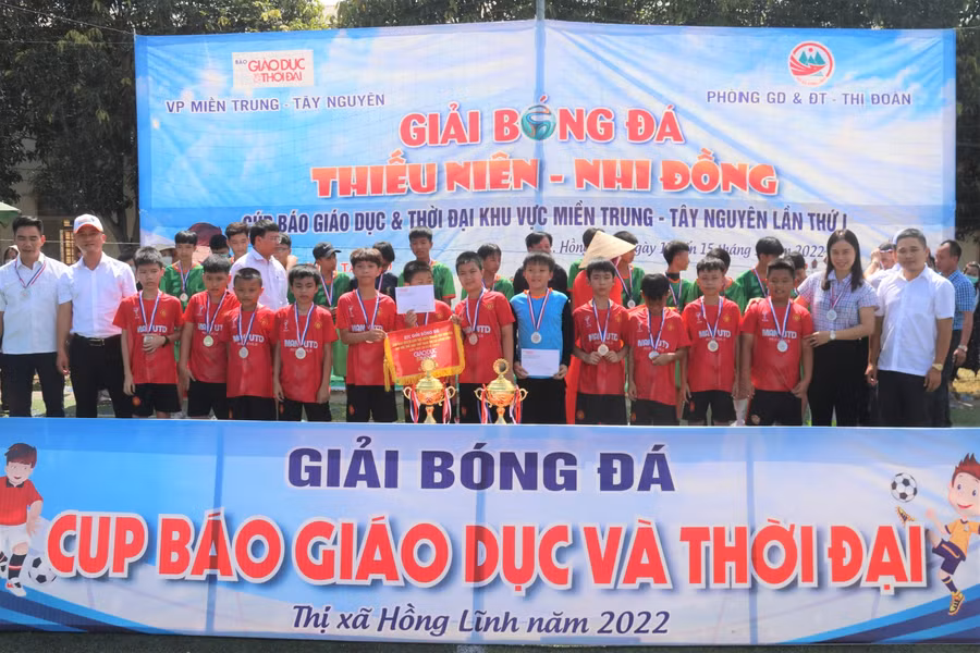 ... và giải Nhì chụp ảnh lưu niệm cùng Ban tổ chức.