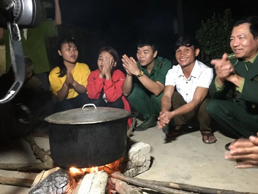 Anh Cao Xuân Long (áo trắng) cùng cán bộ Biên phòng đi thăm dân bản. (Ảnh: CTV)