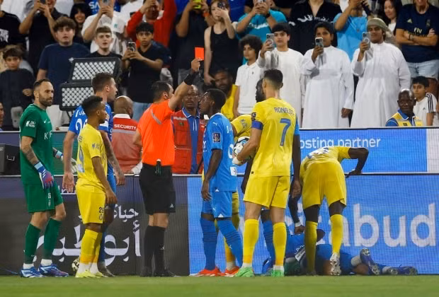 Ronaldo phải nhận thẻ đỏ trực tiếp ở phút 86.