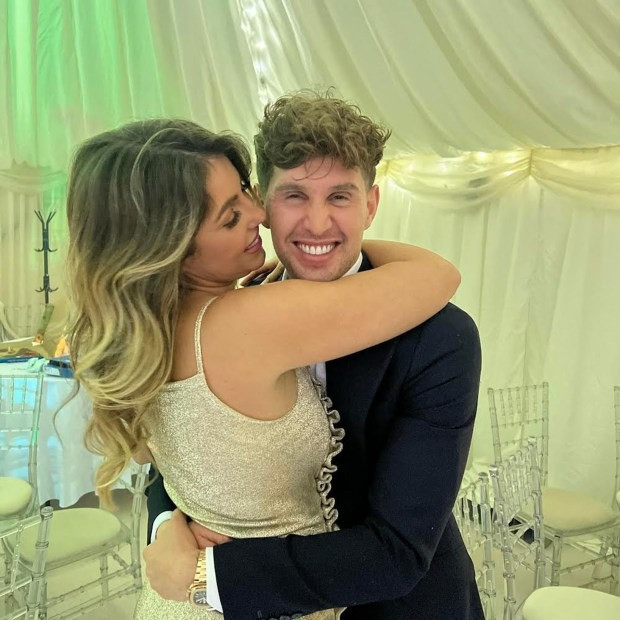 Olivia Naylor, bạn gái John Stones (Man City), trang Instagram cá nhân của cô có khoảng 4.100 người theo dõi nhưng không đăng bài thu phí. Cô là doanh nhân trong giới thời trang.