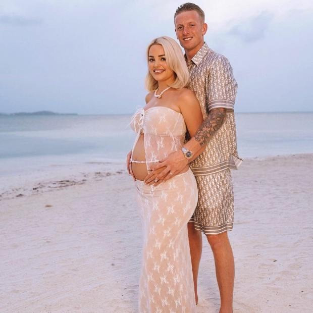 Megan, vợ của thủ thành Jordan Pickford (Everton), có 113.000 người theo dõi trên Instagram, giúp cô kiếm được 300 Bảng cho mỗi bài đăng.